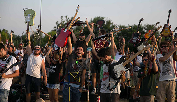 Fotogramma da We are the thousand – L’incredibile storia di Rockin’1000
